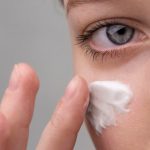 بهترین کرم دور چشم برای رفع سیاهی و گودی